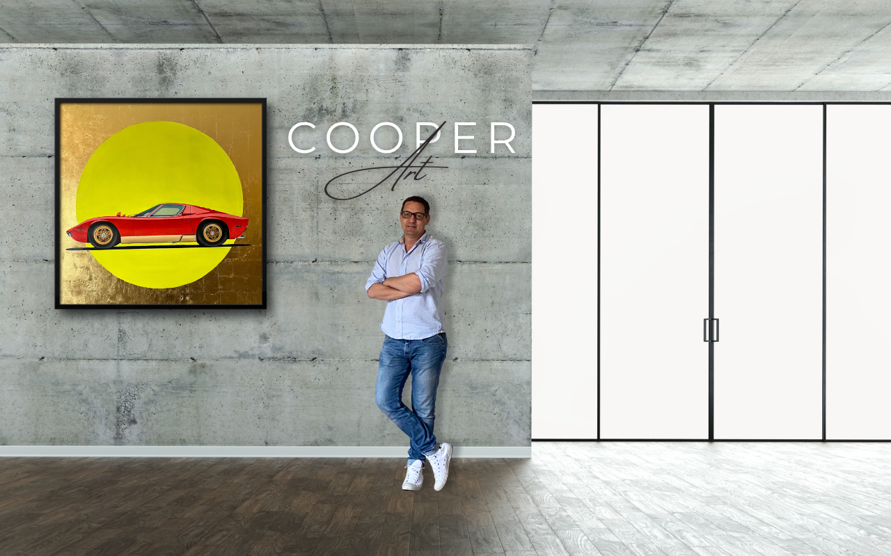 Bild eines Lamborghini Miura und mir vor einer Betonwand inkl. Logo
